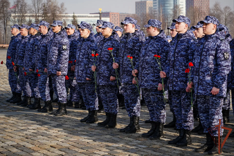 В Москве росгвардейцы возложили цветы к Монументу Победы на Поклонной горе