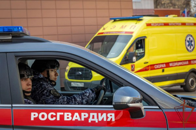 Сотрудники Росгвардии оказали помощь пострадавшему велосипедисту на севере Москвы (видео)