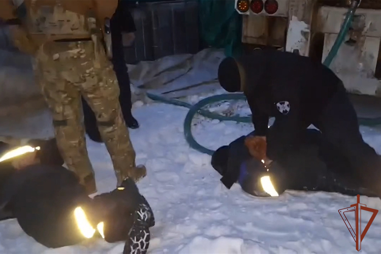 В Якутии при содействии спецназа Росгвардии задержаны похитители дизельного топлива с нефтяного месторождения