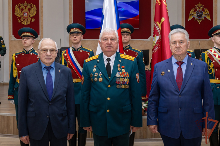 Советник директора Росгвардии генерал-лейтенант в отставке Петр Ровенский посетил с рабочим визитом подразделения ведомства в Приволжье (видео)
