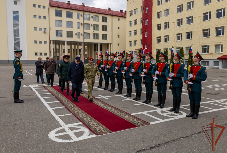 Советник директора Росгвардии генерал-лейтенант в отставке Петр Ровенский посетил с рабочим визитом подразделения ведомства в Приволжье (видео)