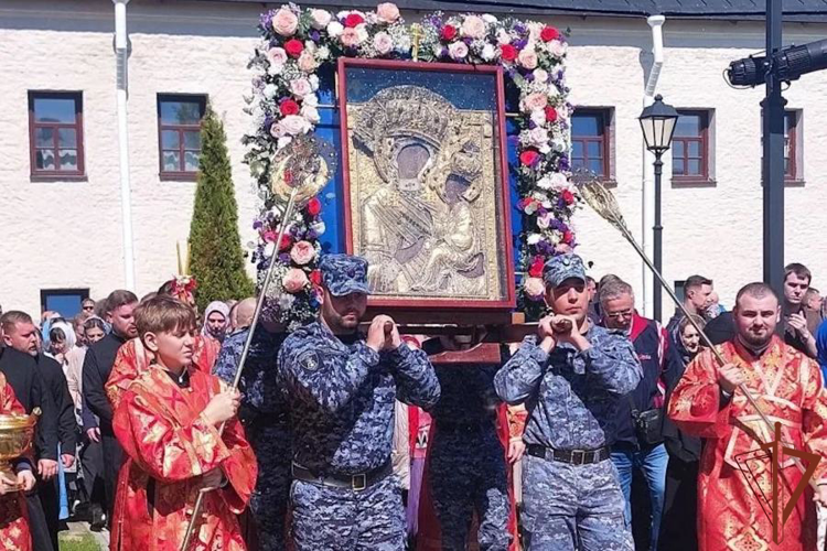 Сотрудники Росгвардии приняли участие в церемонии перенесения Тихвинской иконы Божией матери в Успенский собор