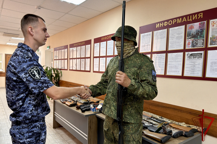 Росгвардейцы передали бойцам СВО полсотни единиц оружия от неравнодушных астраханцев