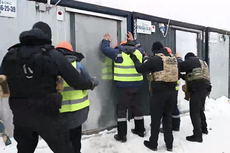 При содействии спецназа Росгвардии в Омске прошел рейд по выявлению нарушений в сфере миграции (видео)