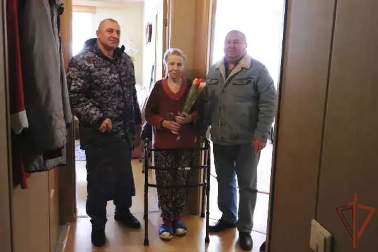 Росгвардейцы поздравили бывшую узницу концлагеря с праздником в преддверии 8 Марта