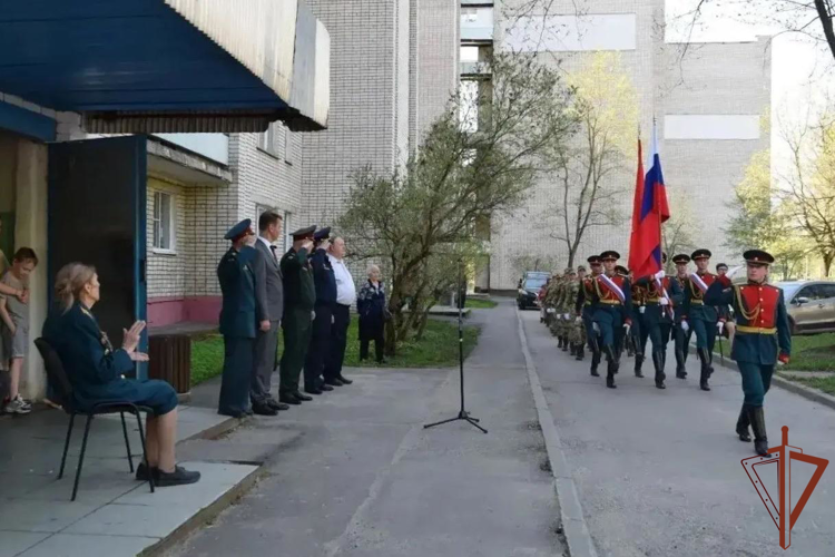 В Сарове росгвардейцы провели «Парад у дома ветерана» (видео)