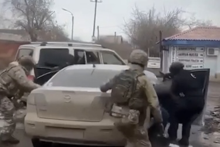 При содействии ОМОН Росгвардии в Красноярске задержаны подозреваемые в мошенничестве (видео)