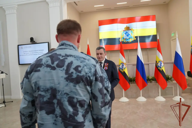 Курским росгвардейцам вручил государственные и региональные награды губернатор Александр Хинштейн