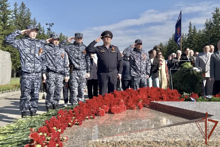 В День Победы росгвардейцы в регионах Сибири возложили цветы к мемориалам героев Великой Отечественной войны