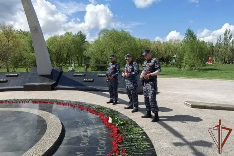 В День Победы росгвардейцы в регионах Сибири возложили цветы к мемориалам героев Великой Отечественной войны