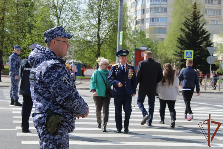 Военнослужащие и сотрудники Росгвардии приняли участие в обеспечении безопасности проведения праздничных мероприятий Дня Победы в Центральной России