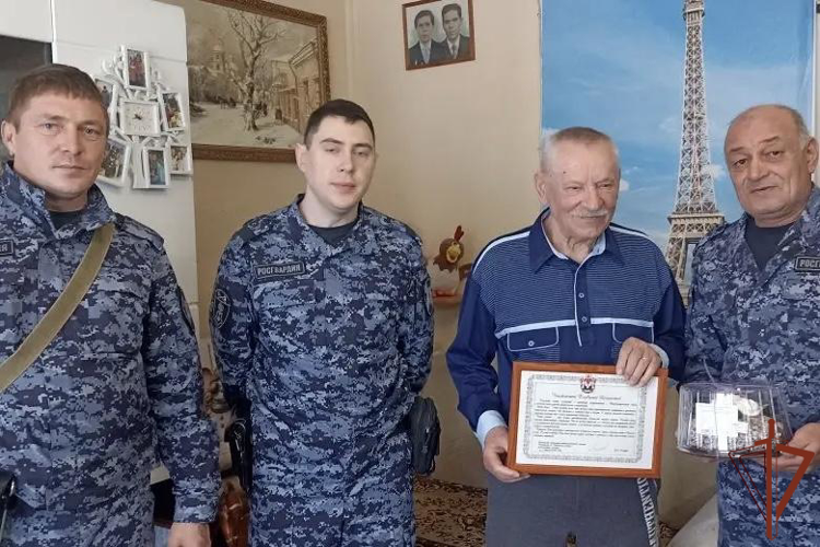 В Удмуртии росгвардейцы навестили ветерана войск правопорядка, пережившего заточение в «лагере смерти»