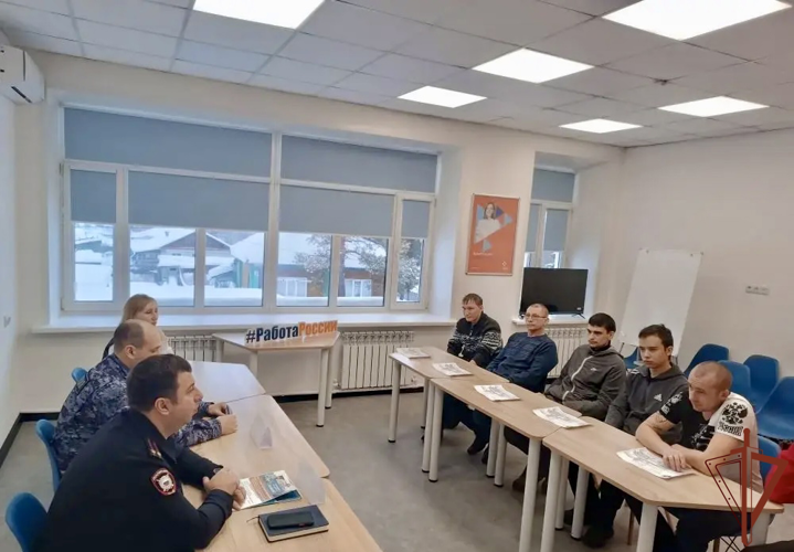 Об особенностях службы в войсках правопорядка рассказали росгвардейцы на ярмарках вакансий в регионах Сибири