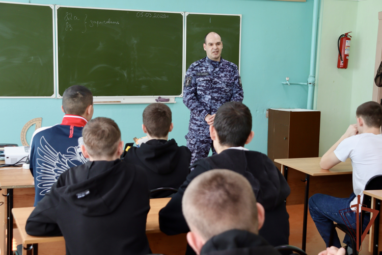 Росгвардейцы познакомили подрастающее поколение Сибири со службой в войсках правопорядка