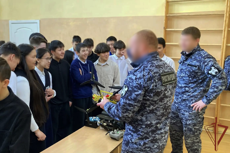 Росгвардейцы познакомили подрастающее поколение Сибири со службой в войсках правопорядка
