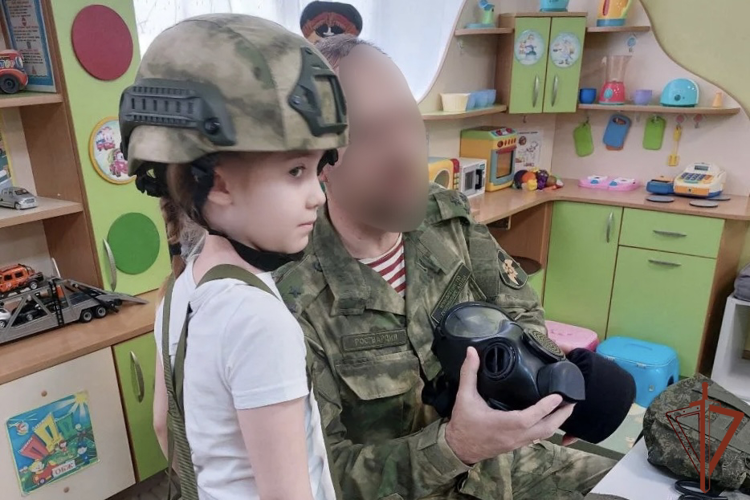 Росгвардейцы познакомили подрастающее поколение Сибири со службой в войсках правопорядка