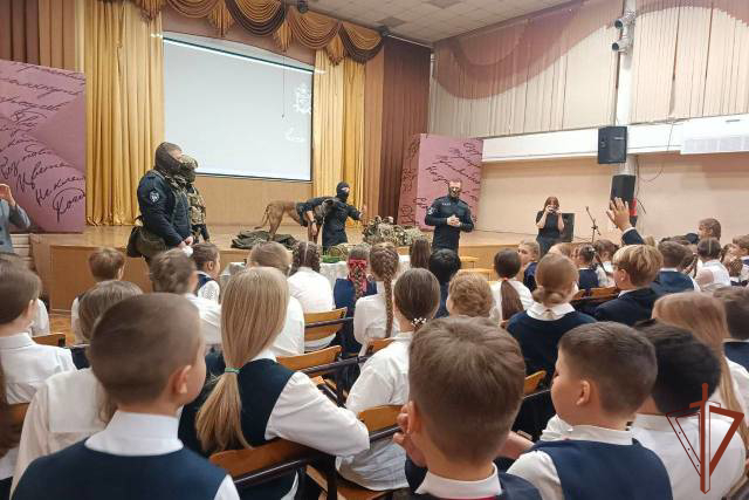 Росгвардейцы познакомили подрастающее поколение Сибири со службой в войсках правопорядка