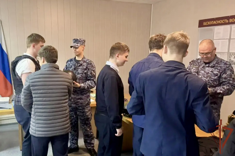 Сотрудники и военнослужащие Росгвардии в Сибири провели комплекс профориентационных мероприятий для школьников и молодежи