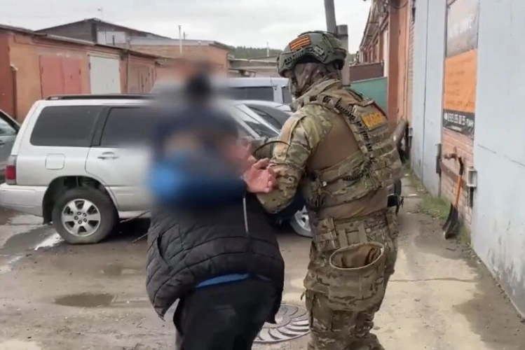 При силовой поддержке спецназа Росгвардии в Красноярском крае задержаны подозреваемые в мошенничестве в сфере страхования (видео)