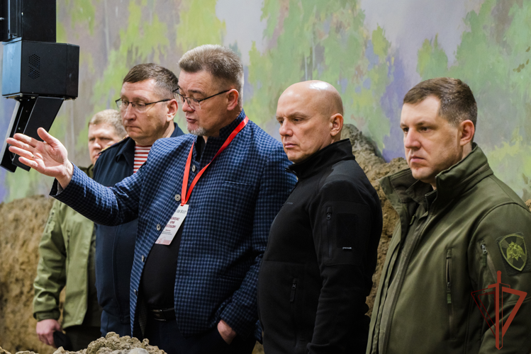 Командующий Восточным округом Росгвардии осмотрел тематическую выставку на Сахалине