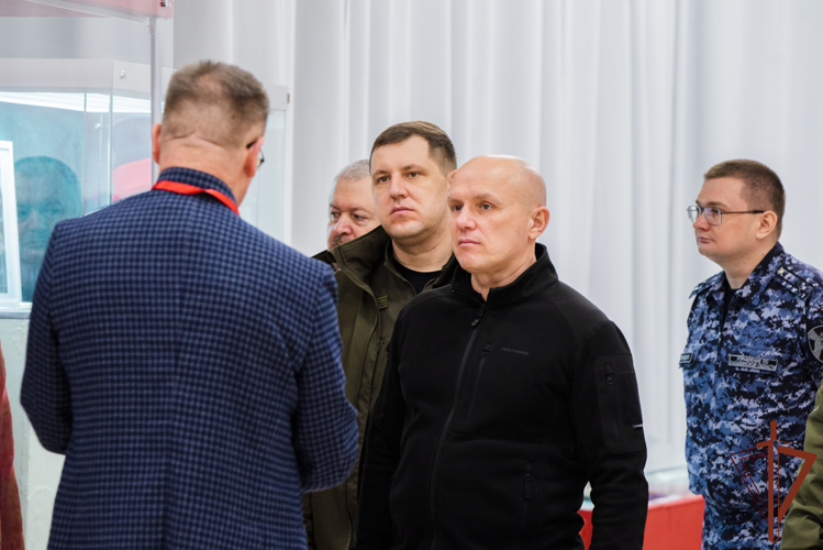 Командующий Восточным округом Росгвардии осмотрел тематическую выставку на Сахалине