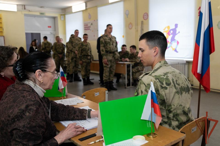 Личный состав Приволжского округа Росгвардии продолжает участвовать в голосовании на выборах депутатов Государственной думы