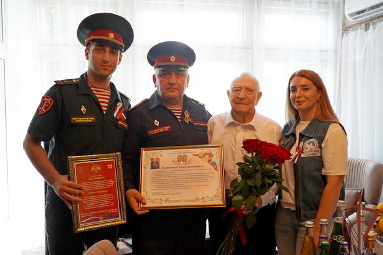 В Дагестане военнослужащие Росгвардии поздравили ветерана ВОВ с 99-летием