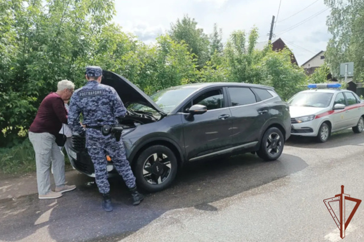 Росгвардейцы оказали помощь водителю на дороге в Тверской области