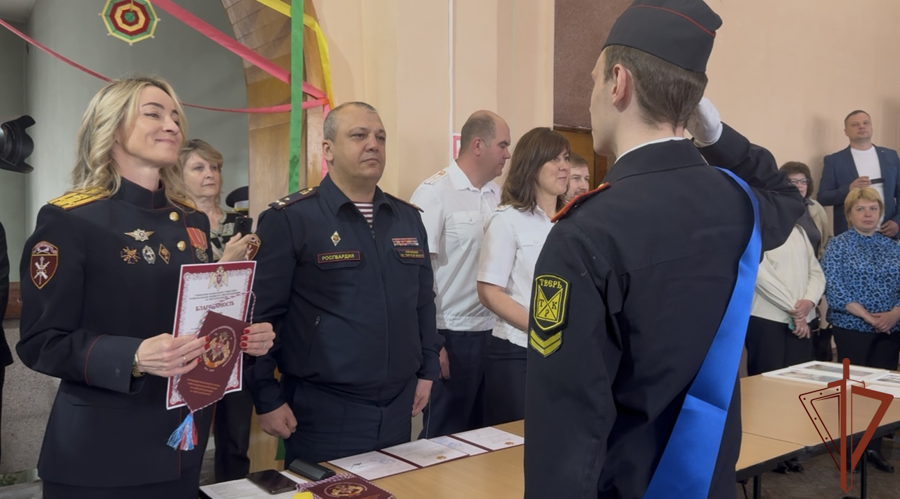 Представители Росгвардии приняли участие в церемонии выпуска кадет профильного класса в Твери (видео)