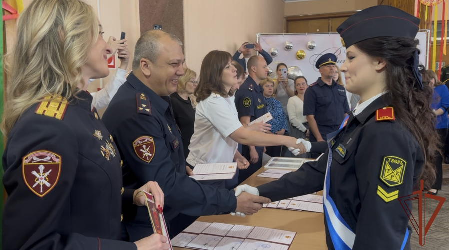 Представители Росгвардии приняли участие в церемонии выпуска кадет профильного класса в Твери (видео)