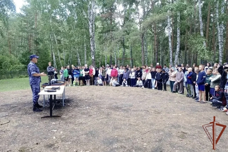 С особенностями службы познакомили детей росгвардейцы в регионах Сибири