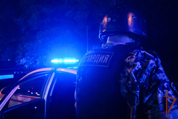 Росгвардейцы в Астрахани помогли пенсионерке вернуться домой