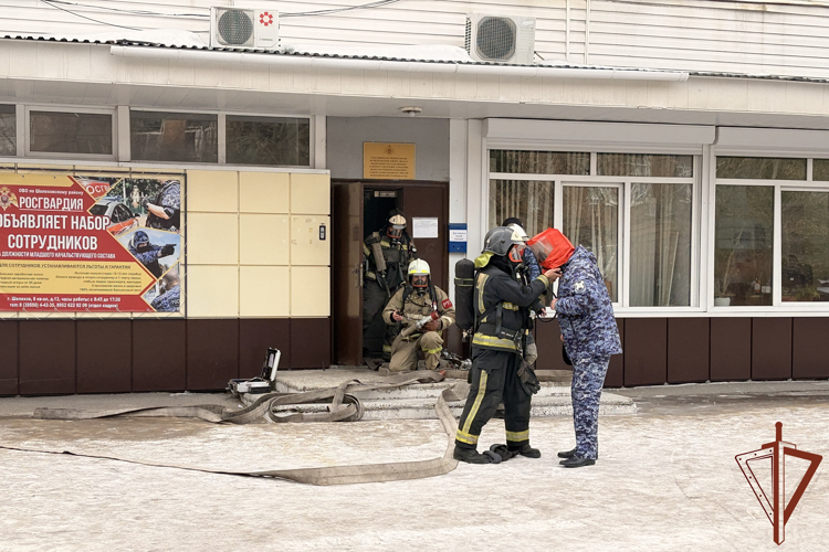 Росгвардия и МЧС в Иркутской области провели совместное учение по эвакуации личного состава из горящего здания