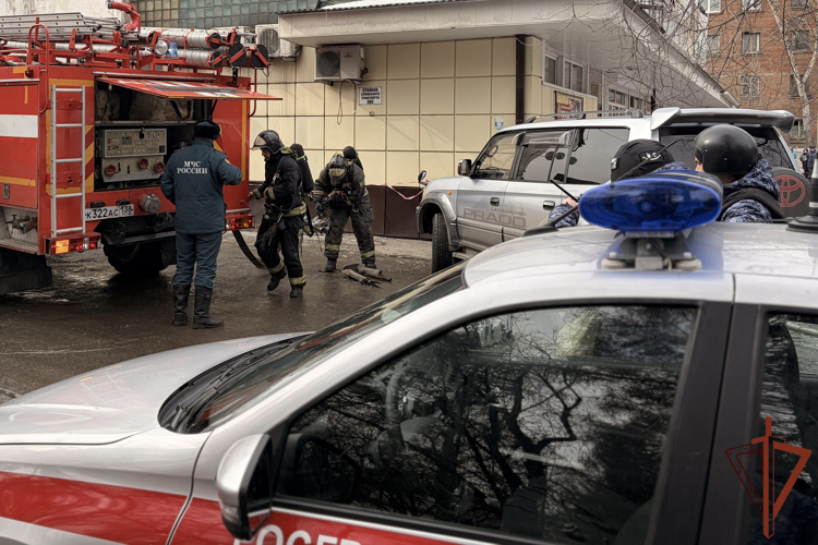 Росгвардия и МЧС в Иркутской области провели совместное учение по эвакуации личного состава из горящего здания