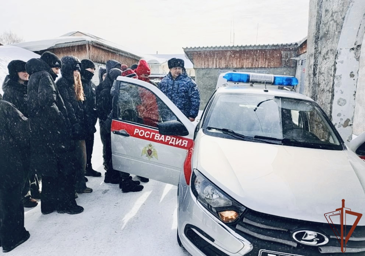 Росгвардейцы провели патриотические встречи со школьниками и студентами в регионах Сибири