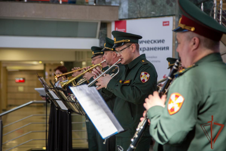 Военный оркестр принял участие в патриотическом флешмобе на железнодорожном вокзале Челябинска