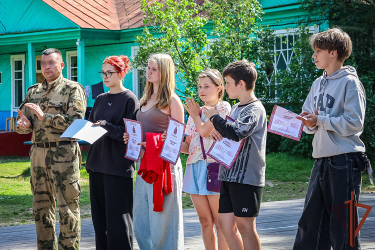 Военные лётчики Северо-Западного округа Росгвардии провели «Зарницу» для детей в честь юбилея ведомства