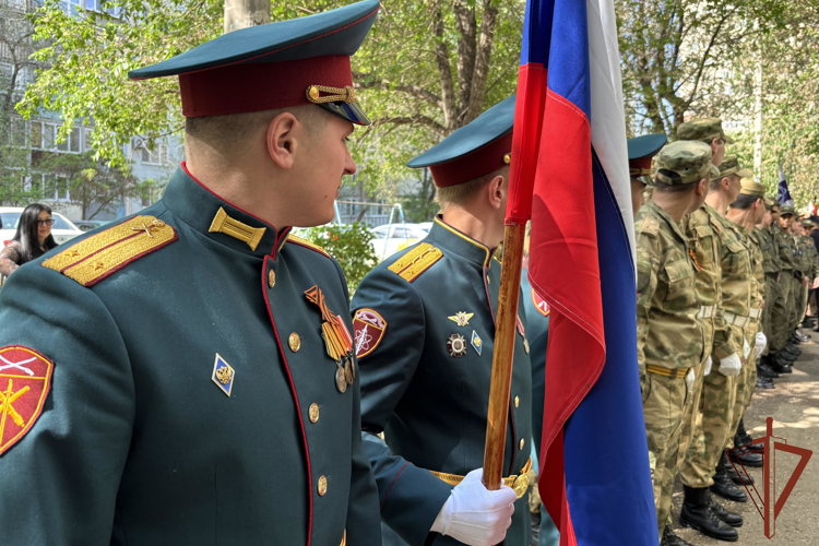 «Парад у дома ветерана» провели росгвардейцы в Астрахани