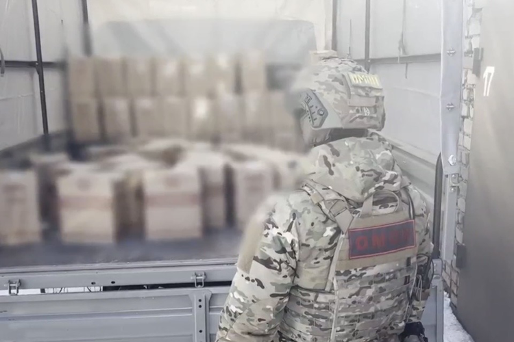 При силовой поддержке ОМОН Росгвардии пресечена нелегальная торговля алкоголем и табаком