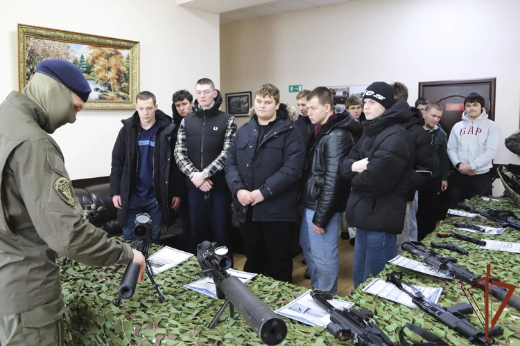 Росгвардейцы провели день открытых дверей для тульских студентов