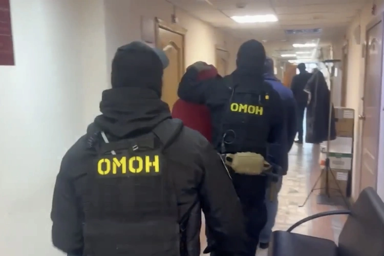 В Красноярске при содействии Росгвардии задержан подозреваемый во взяточничестве и мошенничестве (видео)