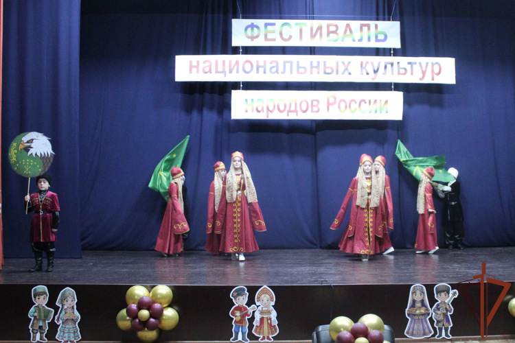 В Грозном учащиеся школы Росгвардии провели фестиваль национальных культур