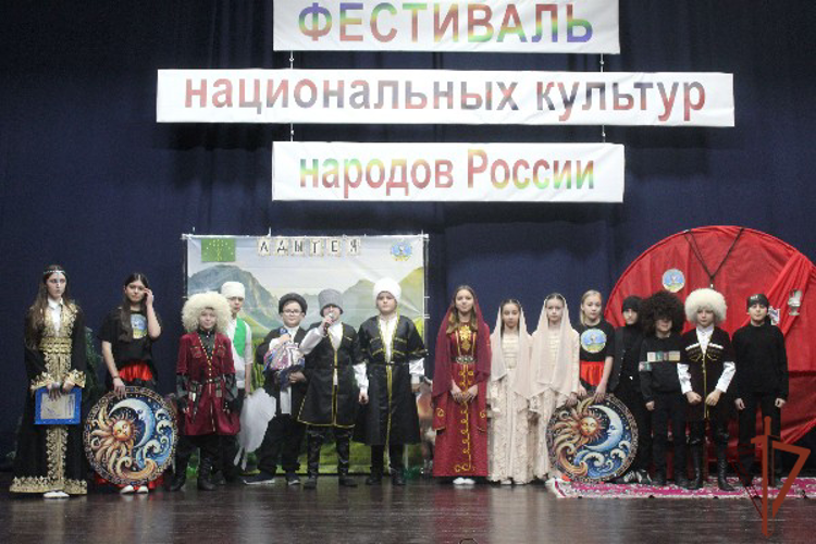 В Грозном учащиеся школы Росгвардии провели фестиваль национальных культур