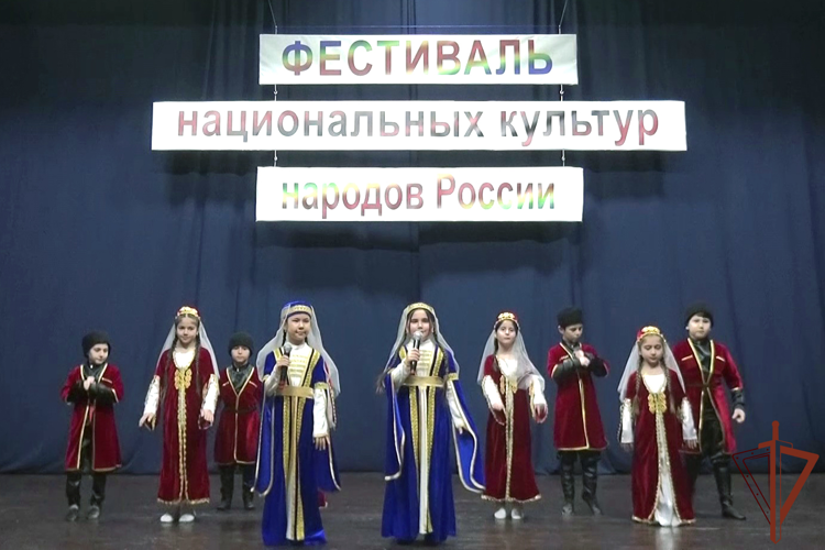В Грозном учащиеся школы Росгвардии провели фестиваль национальных культур