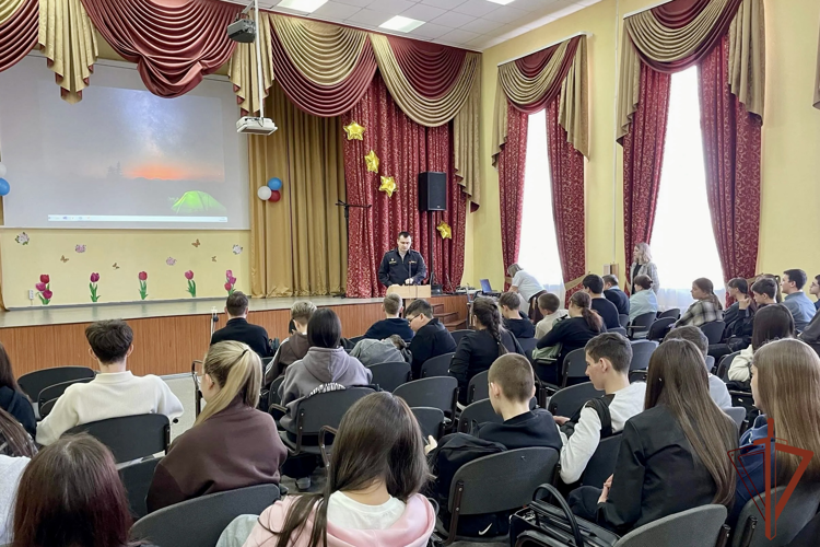 Сотрудники и военнослужащие Росгвардии в Сибири провели комплекс профориентационных мероприятий для школьников и молодежи