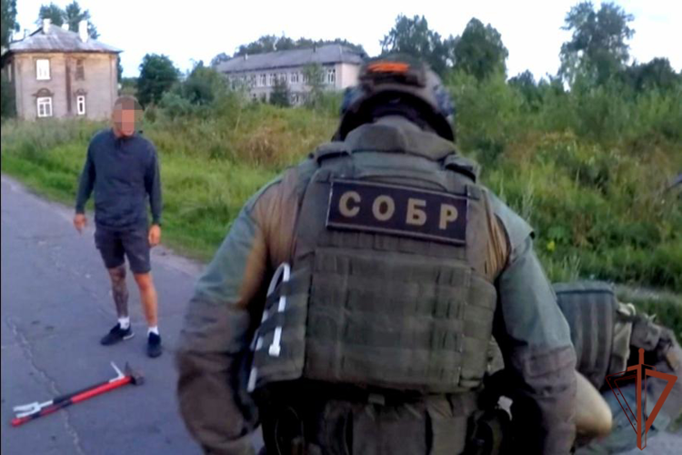 СОБР Росгвардии оказал силовое сопровождение при задержании наркопреступника в Архангельске (видео)