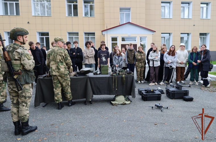 Военнослужащие и сотрудники Росгвардии на Урале провели военно-патриотические мероприятия для молодежи