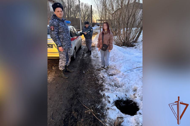 В Вологодской области росгвардейцы спасли девушку, провалившуюся в открытый колодец