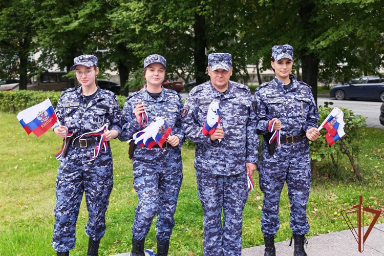 В Северо-Западном округе Росгвардии отметили День Государственного флага