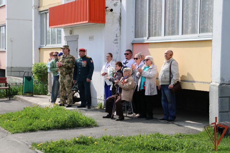 Сотрудники Уральского округа Росгвардии поздравили ветеранов с Днём Победы